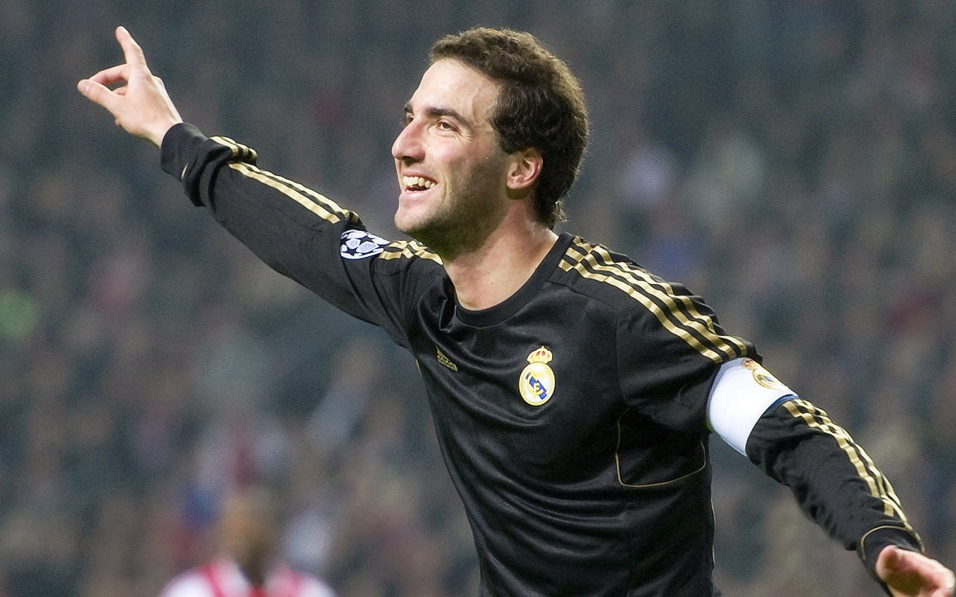 托桑·埃夫布奥姆万在NBA常规赛中首次亮相，埃托奥和布冯相视一笑